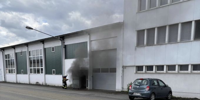 Keine Verletzten - Feuerwehreinsatz wegen Firmenbrand in Rüthi SG
