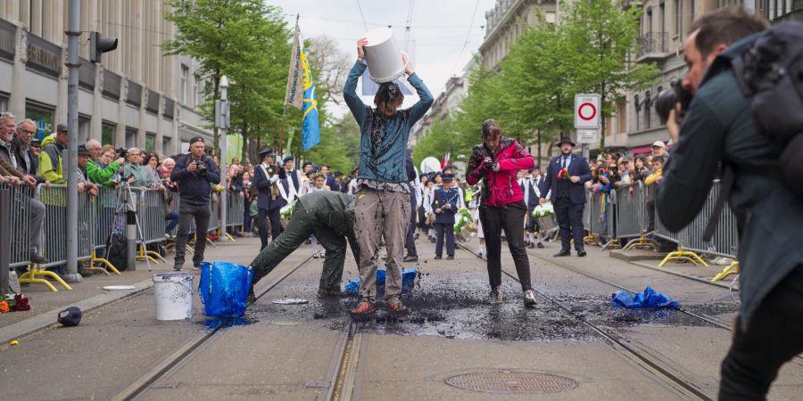 Klimaaktivisten störten den Umzug am Sechseläuten in Zürich.