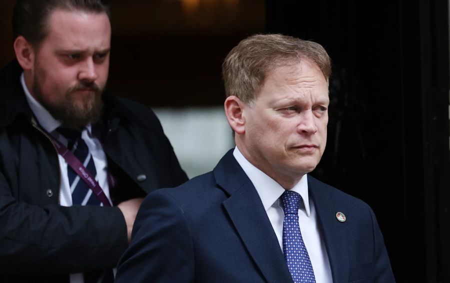 Ein britischer Regierungsflieger mit Verteidiungsminister Grant Shapps an Bord war bereits betroffen.