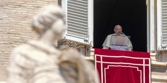 Papst Franziskus spricht das Mittagsgebet Regina Coeli aus dem Fenster seines Ateliers. Segen