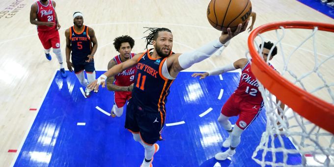 Jalen Brunson (M) von den New York Knicks legt den Ball in den Korb. Jalen Brunson (M) von den New York Knicks legt den Ball in den Korb.
