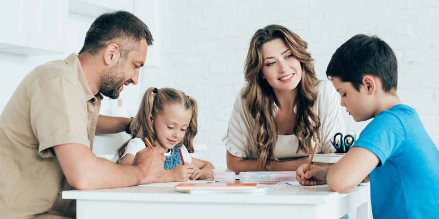 eltern mit kindern am tisch