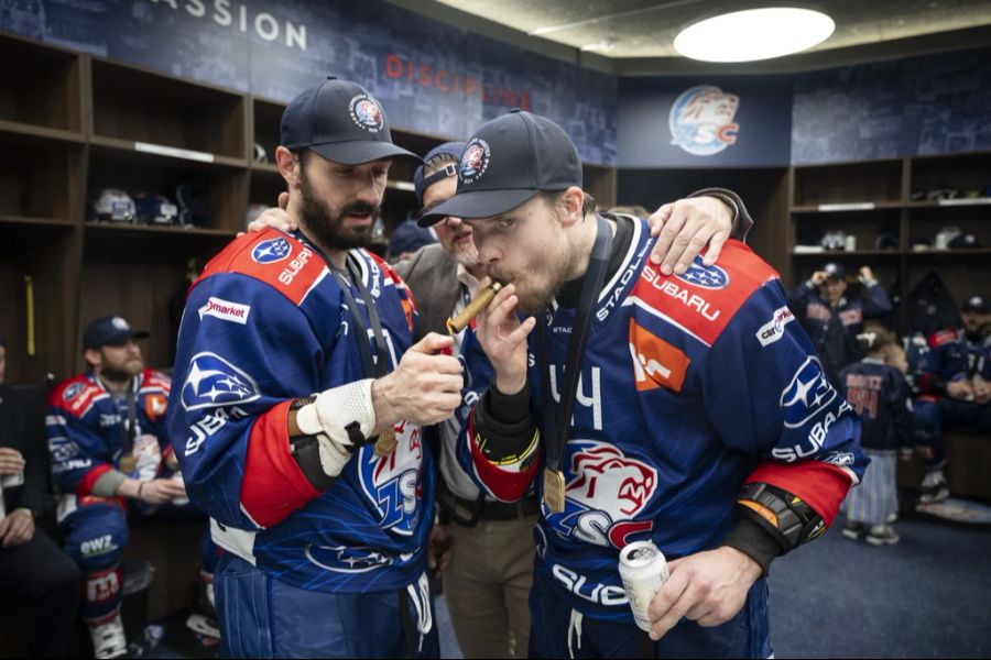 In der Kabine warten auf die Lions Bier, Champagner und Zigarren.