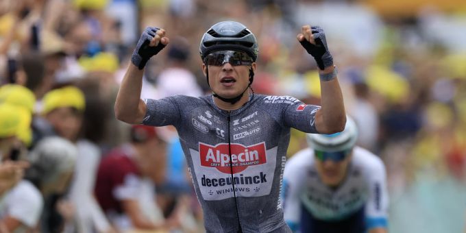 Jasper Philipsen feiert seinen Sieg bei der 13. Etappe der Tour de France 2024. Tour de France 2024