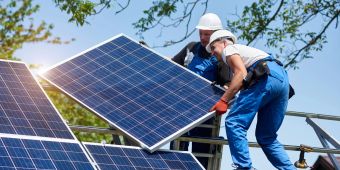 Männer mit Solarpanelen