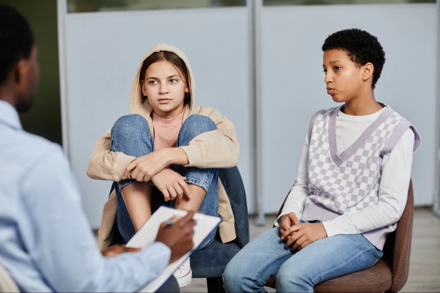 Teenager in Therapiesitzung