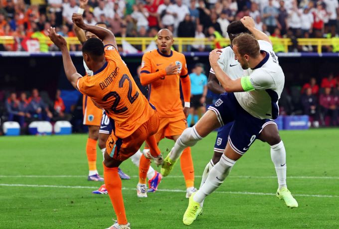 Der Niederländer Denzel Dumfries (l) bringt Englands Harry Kane im Strafraum zu Fall. EM 2024