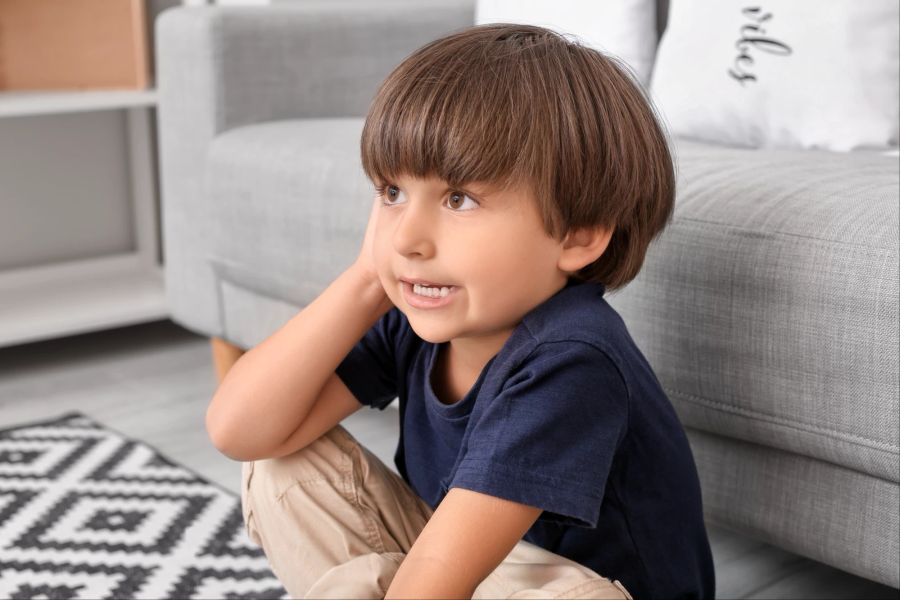 Stockfotografie Kleiner Junge leidet zu Hause unter Ohrenschmerzen.