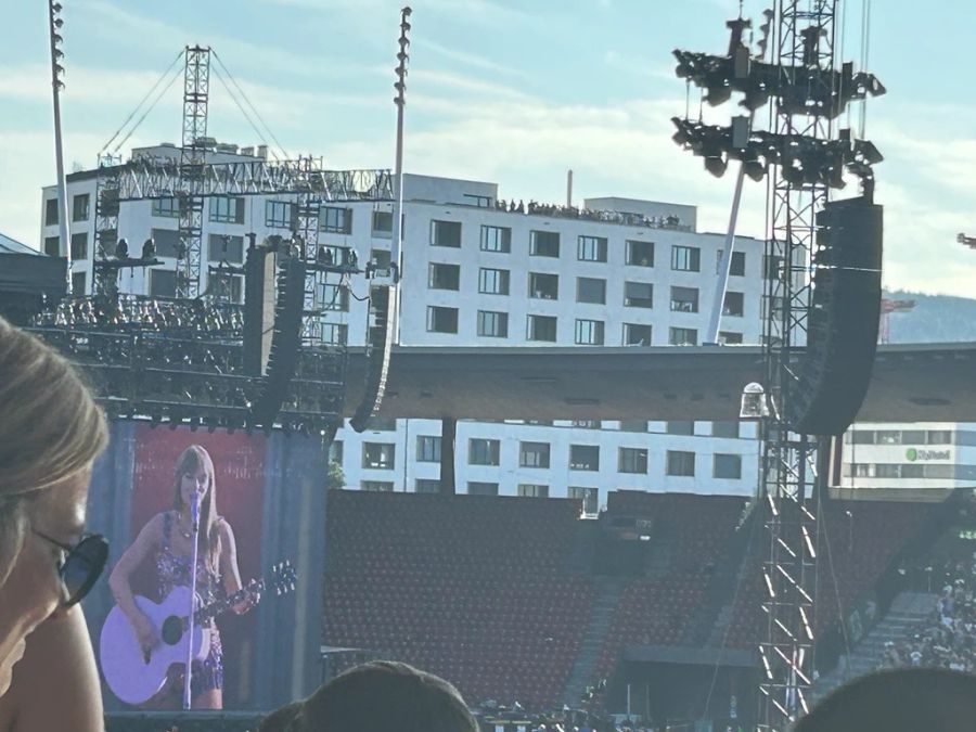 Blick aufs Letzigrund: Die Dachterrasse hinter dem Stadion ist voll mit Swift-Fans.