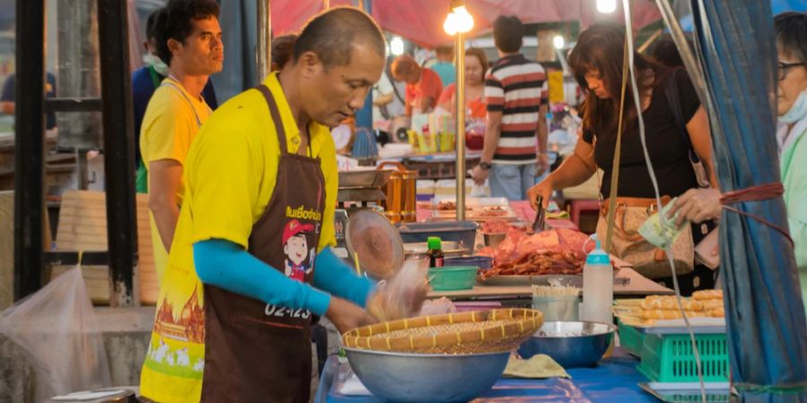 Nachtmarkt Thailand Mann Verkauf Essen