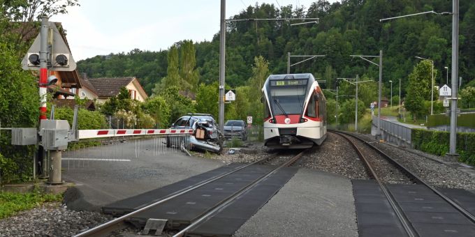 Horw LU: Unfall zwischen Auto und Personenzug trotz Schnellbremsung. Horw LU Zug