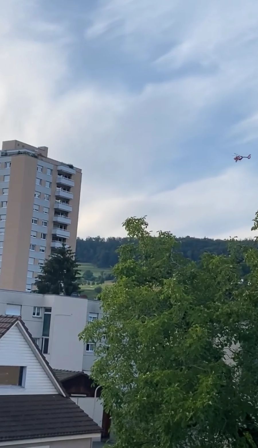 Auch mehrere Rettungshelikopter sind nach Nussbaumen geflogen.