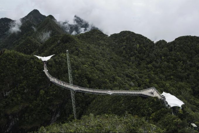 Ferien: Besucher laufen auf der Langkawi-Brücke. Langkawi
