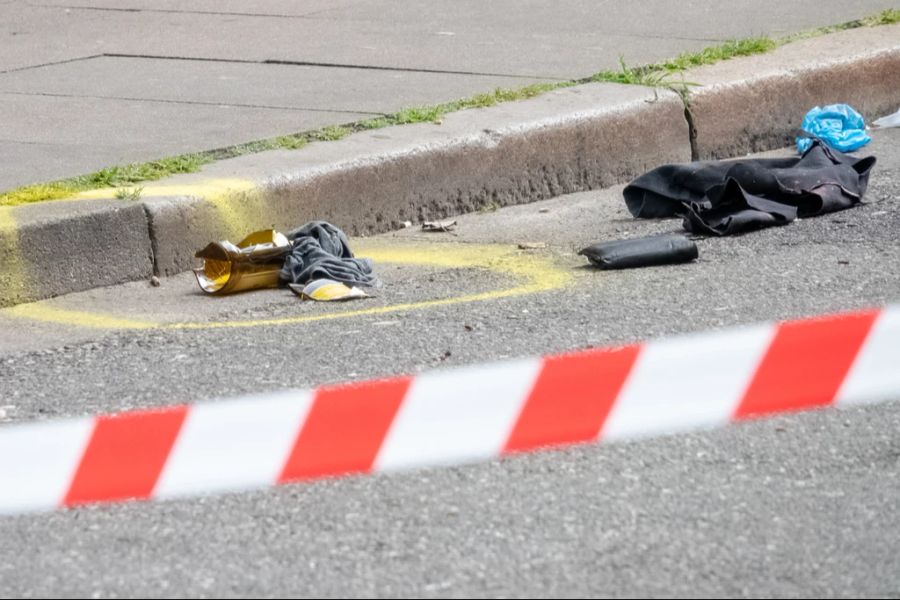 Ein Mann attackierte Passanten und Polizisten mit einer Spitzhacke und drohte, einen Brandsatz anzuzünden.