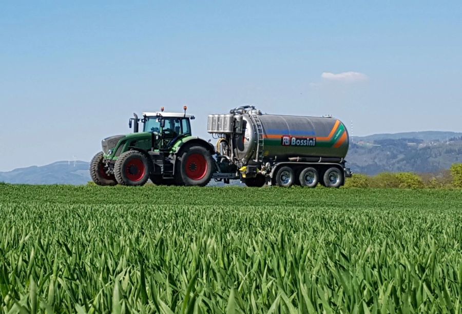 Den nötigen Ausgleich bieten Gülletransport-Firmen: Innert zehn Minuten füllen sie ihre 25'000-Liter-Tanks und sind transportbereit.