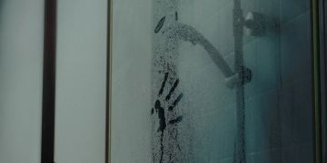 Dusche Duschwand Handabdruck