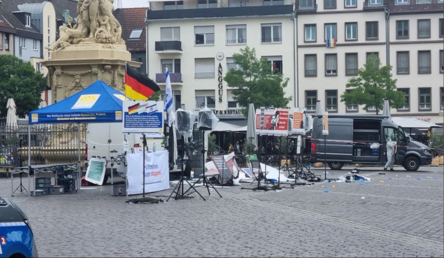 Mitarbeiter der Spurensicherung sind nach der Messerattacke auf dem Mannheimer Marktplatz im Einsatz.