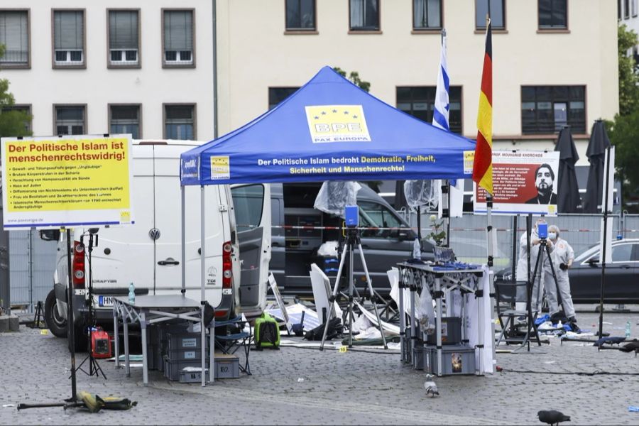 Ein junger Mann hat in Mannheim bei einer islamkritischen Kundgebung auf mehrere Menschen eingestochen.