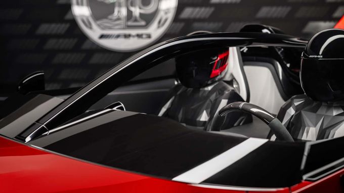 Keine Frontscheibe, stattdessen ein Halo wie in der Formel 1: Das Interieur des Mercedes-AMG PureSpeed Concept ist eher luftig 2024 Mercedes-AMG PureSpeed Concept
