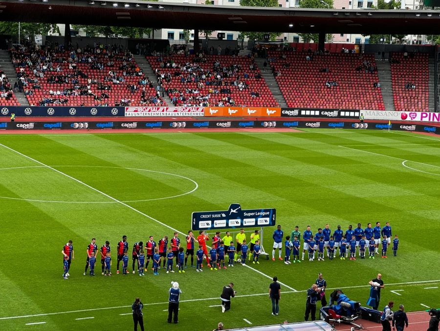 GC und der FC Basel vor dem Anpfiff im Letzigrund.