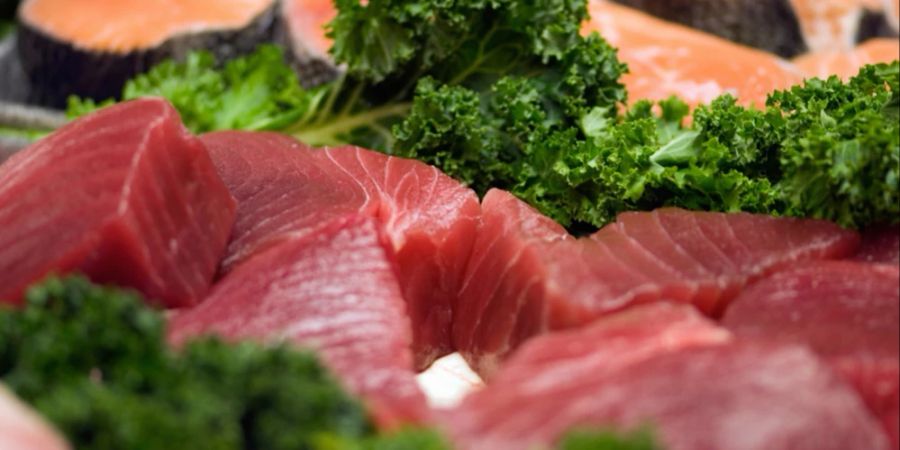 Es gibt verschiedene Poké-Bowl-Gerichte, je nach Fisch. Zum Beispiel mit rohem Thunfisch.