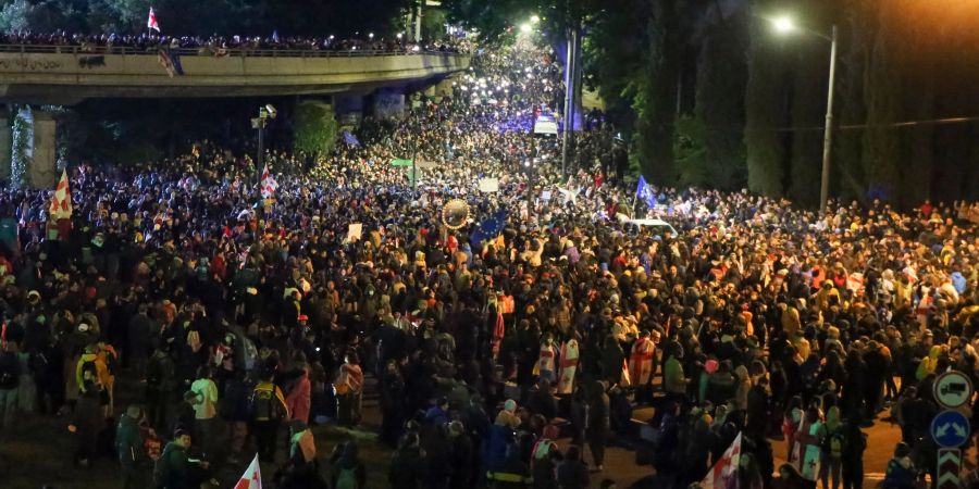 Tausende Menschen protestieren in der Hauptstadt Tiflis gegen das umstrittene Gesetz.