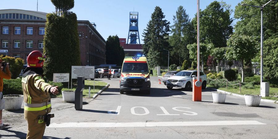 Ein Krankenwagen verlässt das Kohlebergwerk Myslowice-Wesola.