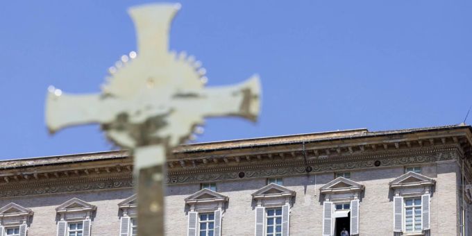 Vertreter des Vatikans sollen bei der Ukrainekonferenz als Beobachter teilnehmen. (Symbolbild) Kreuz Vatikan Gebäude Papst