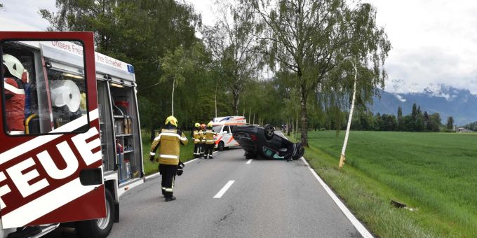 Maienfeld: Auto kollidiert mit Bäumen und überschlägt sich. Kollision in Maienfeld