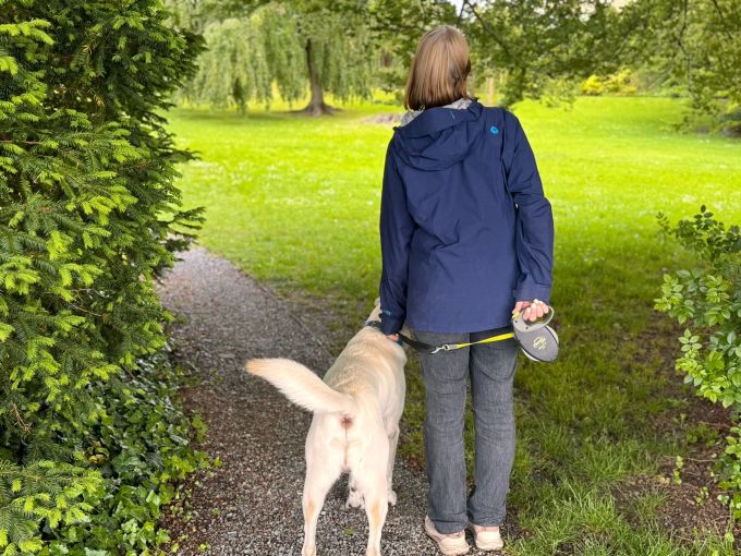 Eine Anwohnerin geht mit ihrem Hund immer wieder im Alma Park spazieren. Er nimmt ihr die Angst. Anwohnerin Männedorf