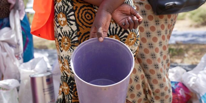 Eine Frau wartet im März 2023 im Bezirk Mangwe im Südwesten Simbabwes auf Nahrungsmittelhilfe. Eine Frau wartet im März 2023 im Bezirk Mangwe im Südwesten Simbabwes auf Nahrungsmittelhilfe.