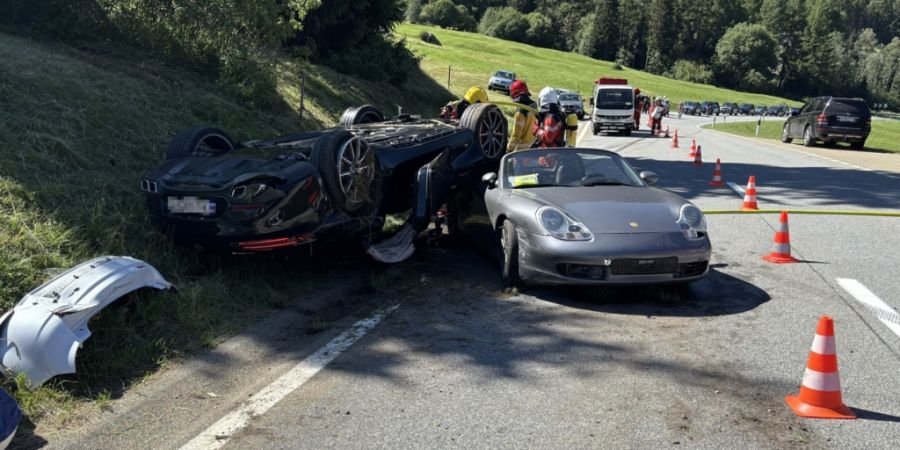 An den Autos entstand grosser Sachschaden, zwei davon erlitten einen Totalschaden.