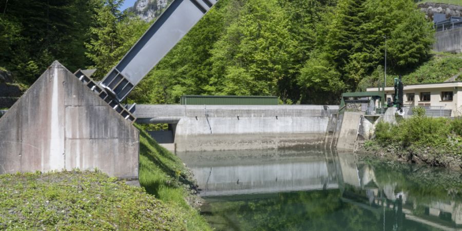 Das Wasserkraftwerk am Fluss Muota beim Schlattli des Stromversorgungsunternehmen EBS Energie AG im Muotathal. (Archivfoto)