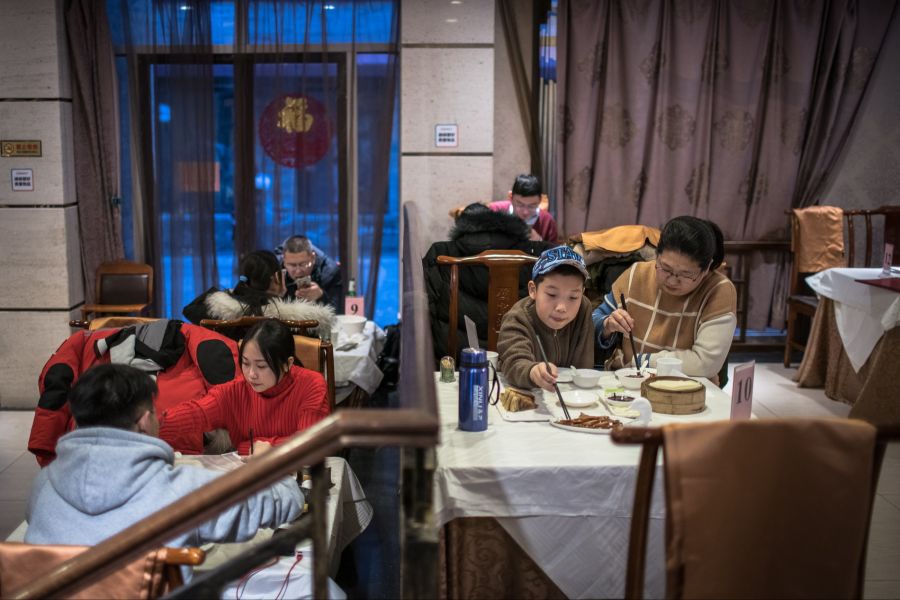 Viele Tiktok-Nutzerinnen und -Nutzer sehen darin eine Anspielung auf das rassistische Klischee, dass Asiatinnen und Asiaten Hunde essen würden. (Symbolbild)