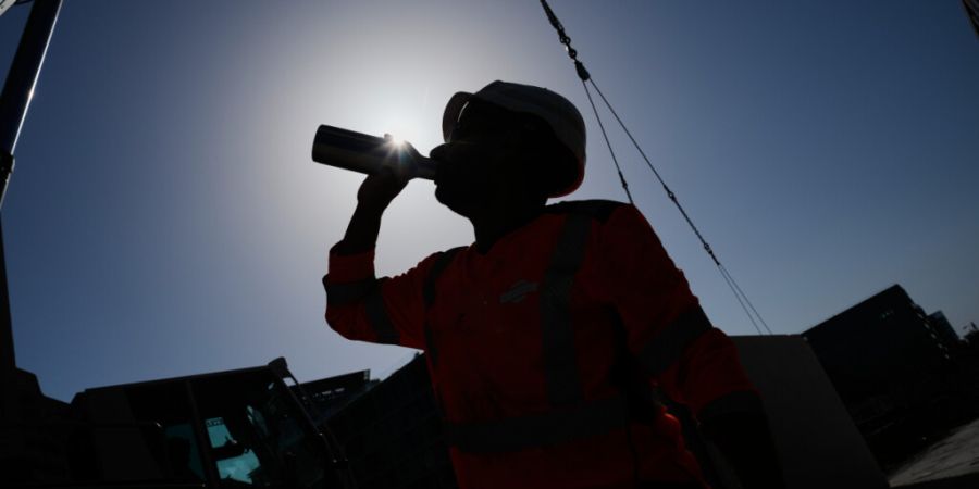 Auf einer Baustelle in Boulogne Billancourt bei Paris kühlt sich ein Arbeiter mit einem kalten Getränk. Am Donnerstag soll es in Frankreich wieder sehr heiss werden, aber am Freitag w...