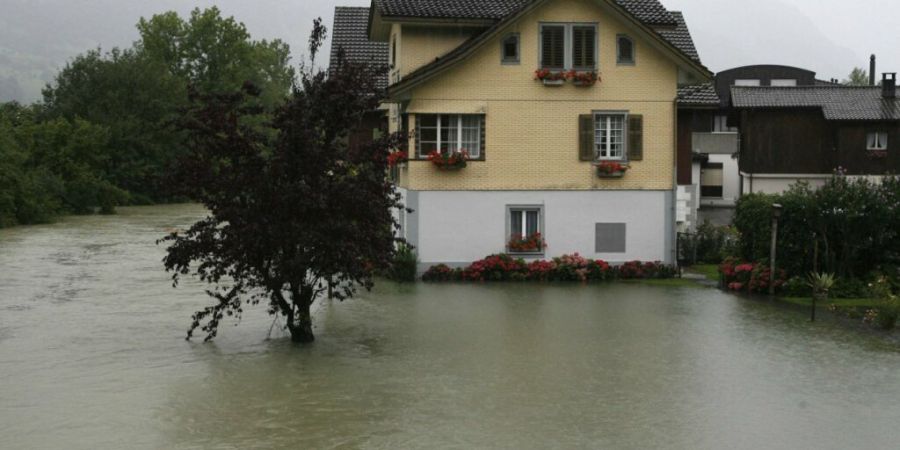 Die Sarneraa trat wiederholt über die Ufer, so auch im August 2007. (Archivaufnahme)