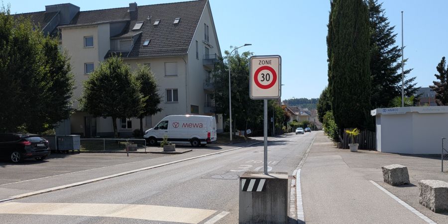 Die Henzmannstrasse West vom Kreisel aus in Blickrichtung Strengelbach.