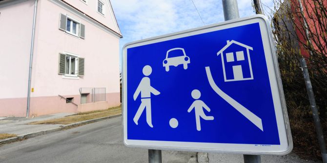 Spielstrasse Begegnungszone Strassenschild Signalisation