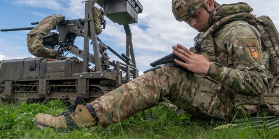 ARCHIV - Ein ukrainischer Soldat der Kompanie für unbemannte Bodensysteme Cerberus der 60. separaten mechanisierten Brigade des Dritten Armeekorps bereitet sich auf eine Übung mit ein...