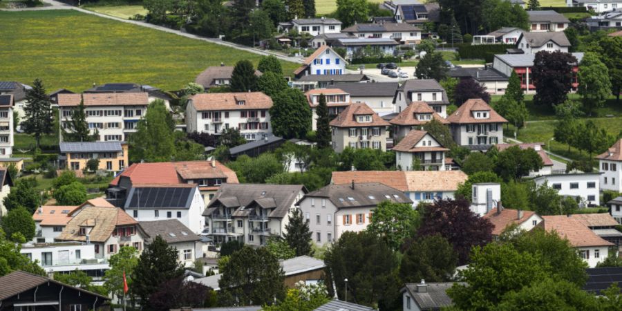 Die Zinsen für Hypotheken dürften in absehbarer Zeit auf dem aktuell tiefen Niveau verharren. (Symbolbild)