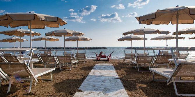 Für Liegestühle und Sonnenschirme an Italiens Strandbädern müssen Feriengäste im Sommer 2026 im Schnitt mehr bezahlen als im Vorjahr. Bild: Adobe Stock