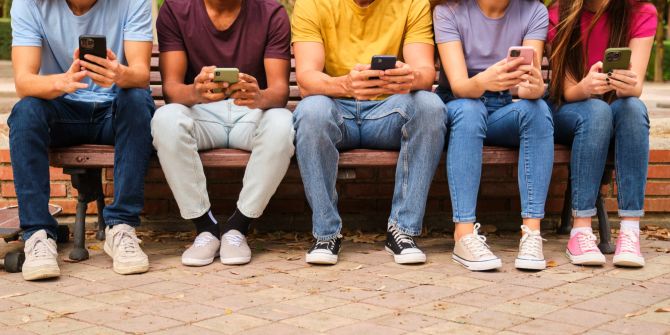 Schulhof Jugendliche Smartphone Schule