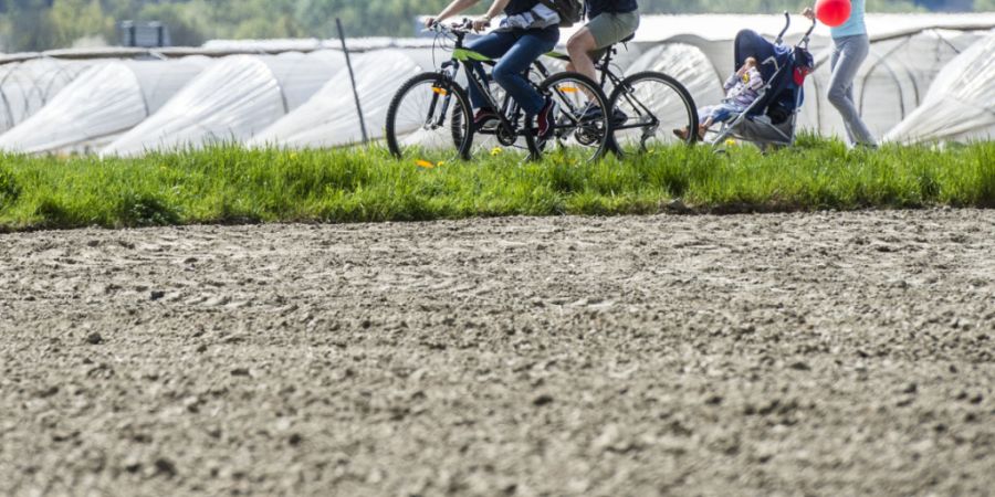 Ob mit dem Fahrrad, dem Roller, zu Fuss oder sogar mit dem Kinderwagen - bei einem Slow-Up gibt es keine Altersbeschränkung. (Archivbild)