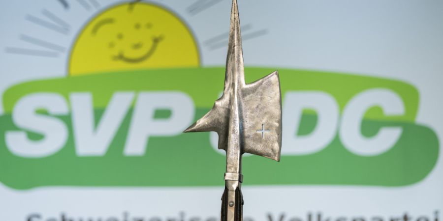 Eine Hellebarde steht vor einem SVP-Logo am Rednerpult, an der Delegiertenversammlung der SVP Schweiz in der Waldmannhalle in Baar ZG.