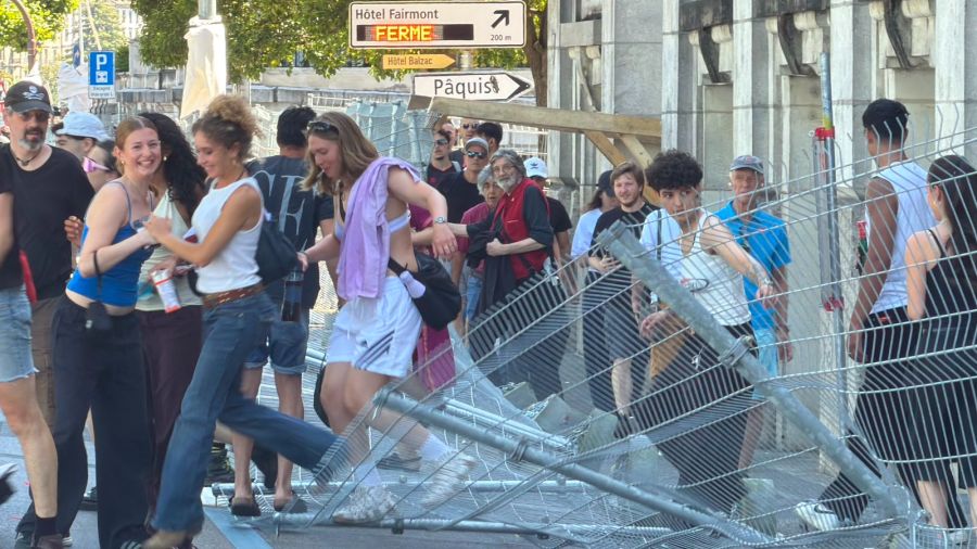 Entlang der Demo-Route wurden Gitter aufgestellt – und teilweise wieder umgerissen.