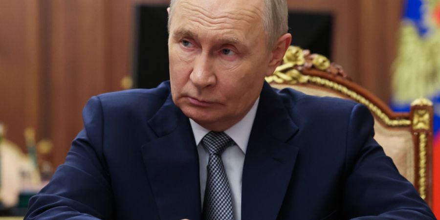 ARCHIV - Das von der staatlichen russischen Nachrichtenagentur Sputnik über AP zur Verfügung gestellte Foto zeigt den russische Präsident Wladimir Putin, der der russischen Ombudsfra...