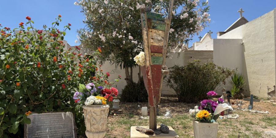 Der Friedhof der Insel Lampedusa mit einem eigens für im Mittelmeer gestorbene Migranten abgesteckten Bereich. Papst Leo XIV. wird am 04.07.2027 die italienische Insel Lampedusa besuch...