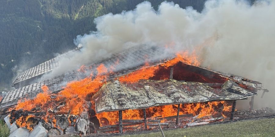 In Tschappina brannte ein Schuppen. Das angrenzende Wohnhaus ist nach dem Brand nicht mehr bewohnbar.
