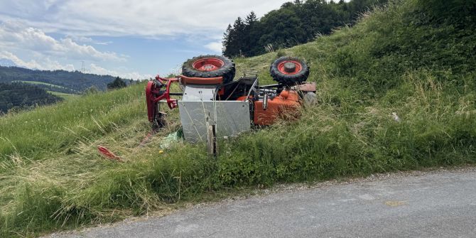 Umgekippter Traktor