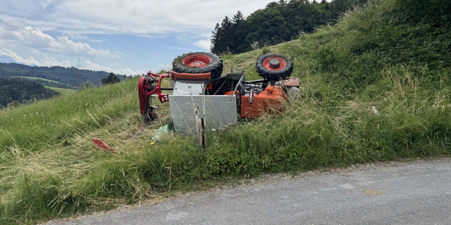 Umgekippter Traktor